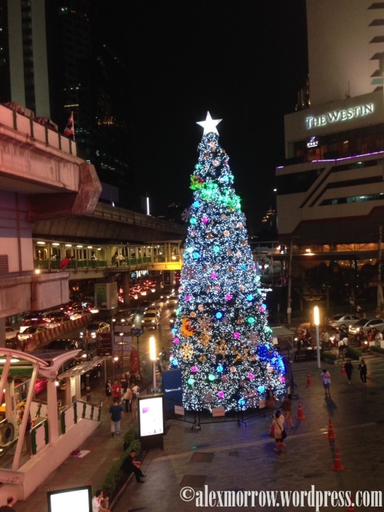 Weihnachtsbaum am Shopping Center in unserer Strasse